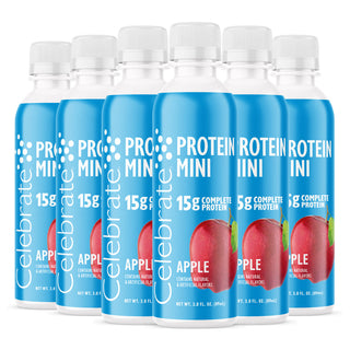 Több üveg Celebrate Protein Mini almalé ízesítéssel fehér háttéren